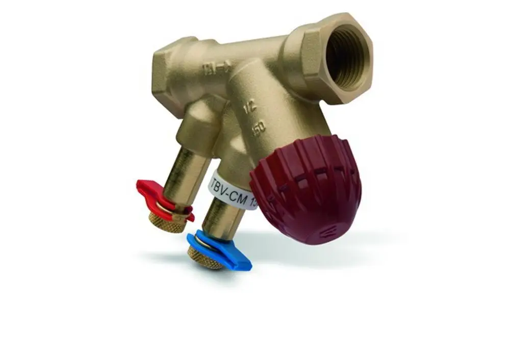 Kompaktregelventil mit zwei Anschlussleitungen und einstellbarem Ventilkopf in Rot, in einer goldenen Metallausführung, von IMI Hydronic Engineering.